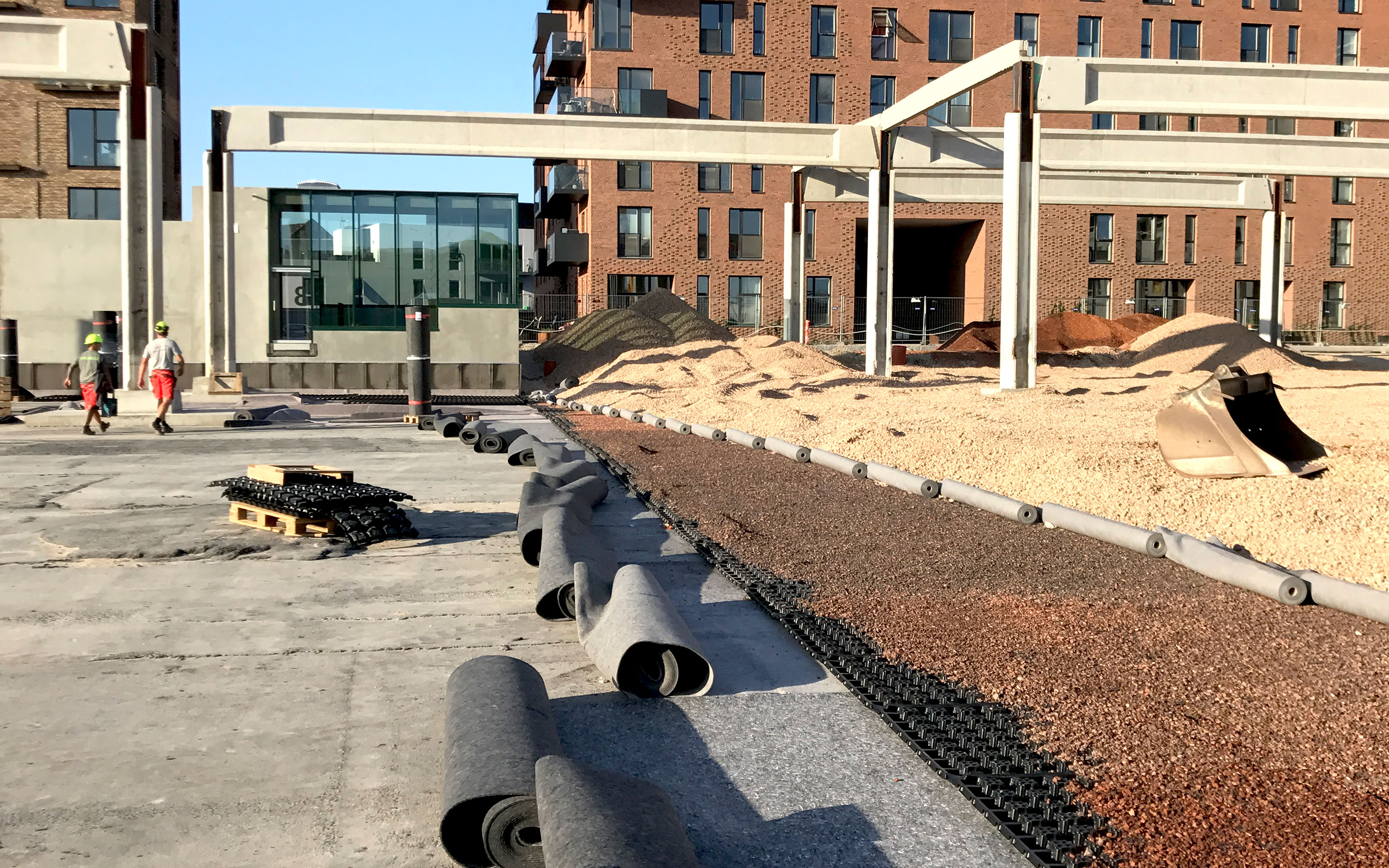 The Floradrain® elements are infilled and covered with the Filter Sheet SF.  Floradrain® elements, substrate and  Filter Sheet SF during the installation